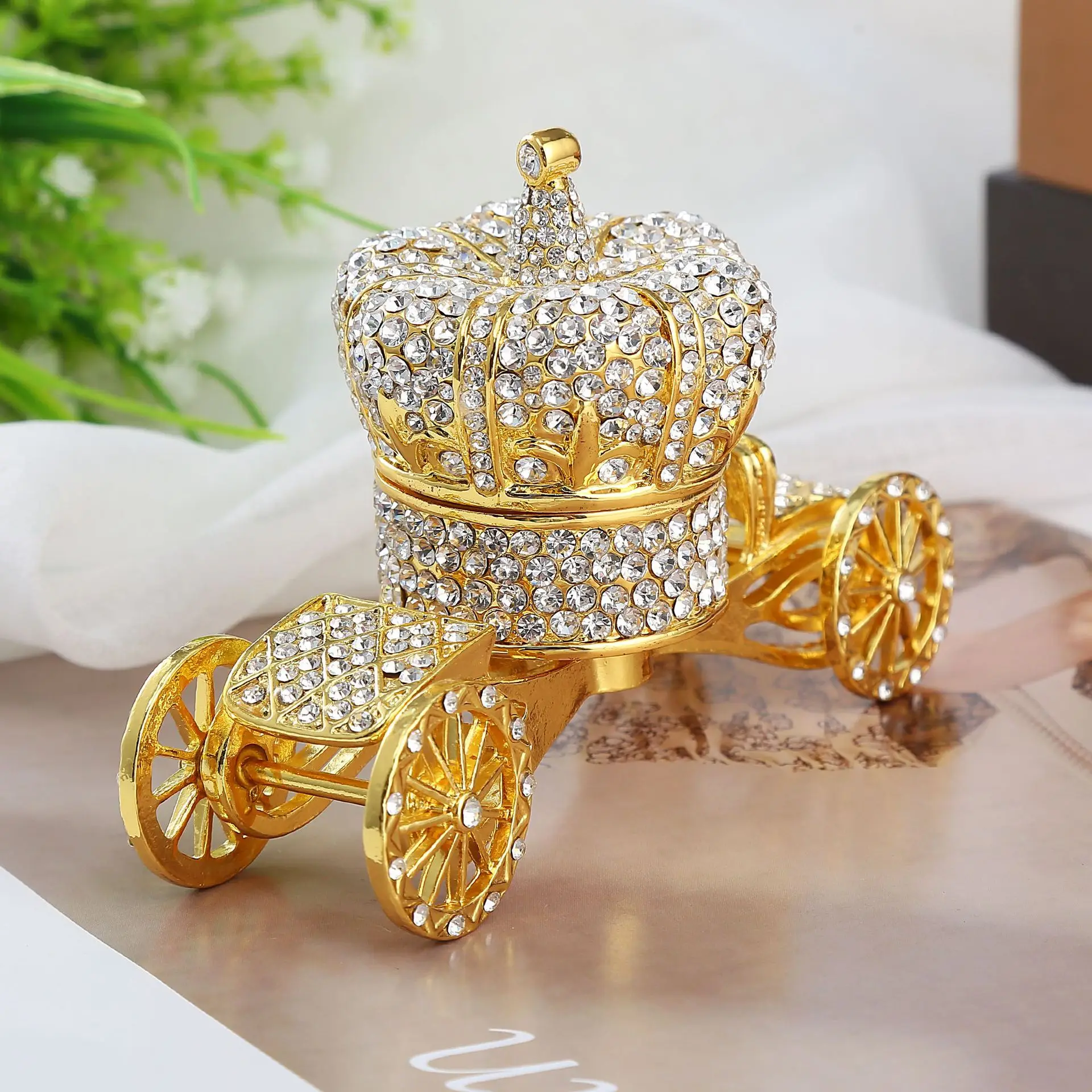 New metal craft gift home creative ornament European luxury diamond crown car gift