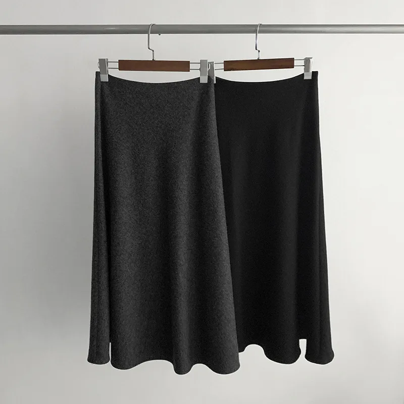 

Изысканная юбка с плиссировкой, подчеркивающая фигуру, из плотной шерсти с начесом, теплая и уютная, для осеннего сезона.