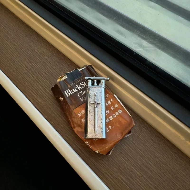 

Metal Handmade Retro Inflatable Lighter Grinding Wheel Open Flame Outdoor Portable Personalized Lighter High-end Smoking Gift