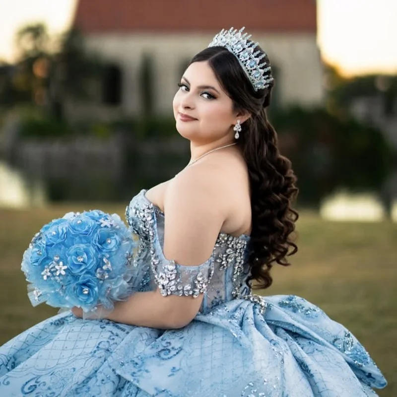 光沢のある青いキンセアニェーラドレス、クリスタルグリッターデカール、ロングテール、ボウレース、ボウ、ベスティドス・デ・15、キンセアニェーラ ﻿ カスタマイズ