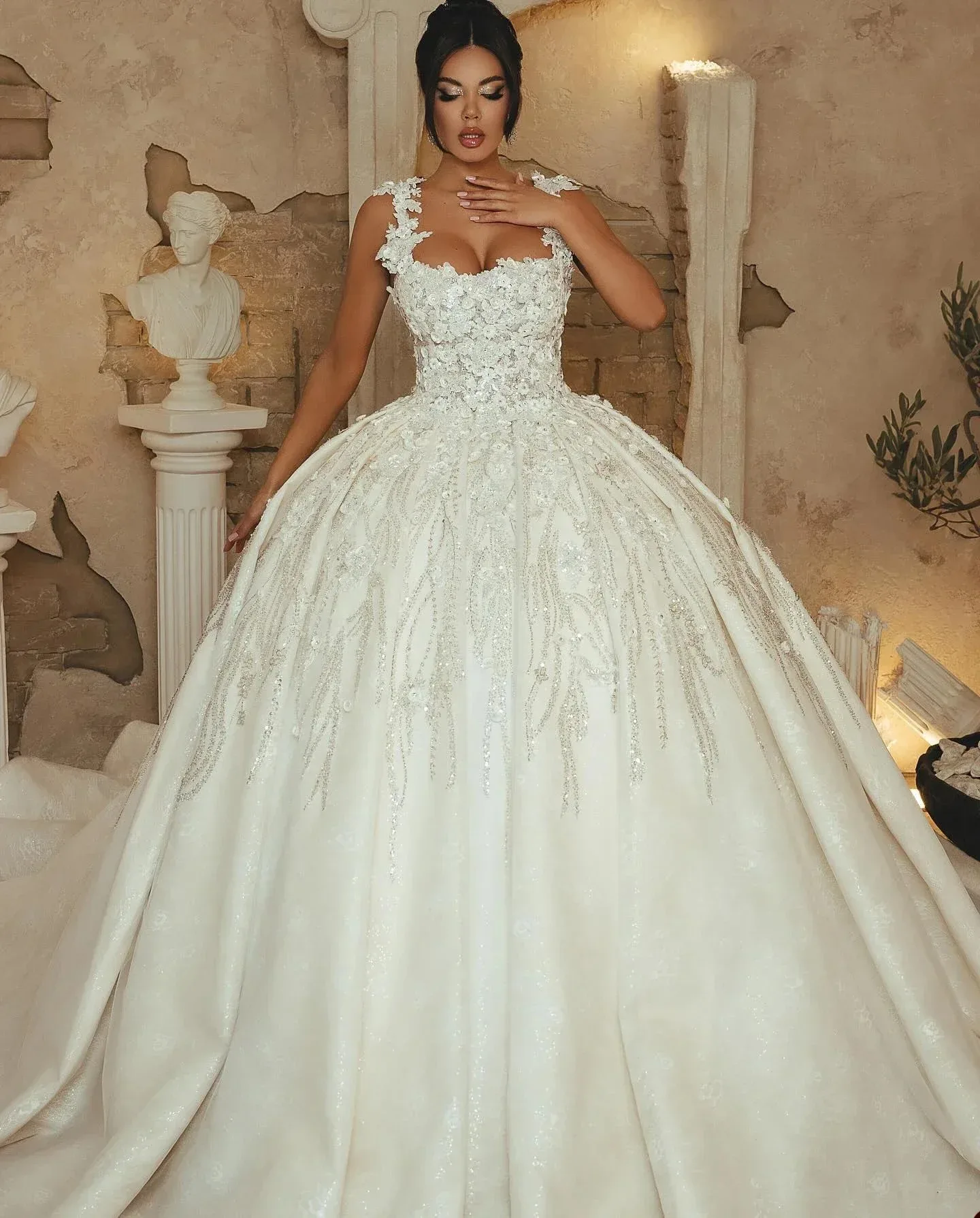 Robe de mariée de luxe avec des appliques florales 3D, avec strass, dos nu, bretelles Spaghetti, sur mesure, 2026