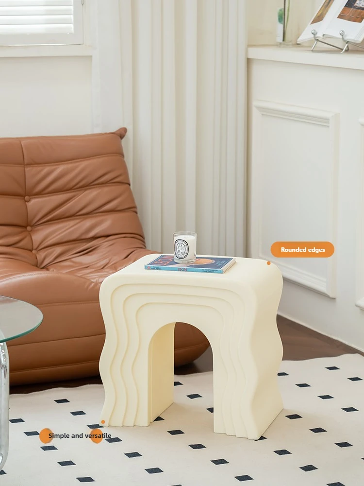 طاولة قهوة صغيرة ذات لون كريمي بسيطة مع حواف متموجة مناسبة لمدخل المنزل وتغيير الأحذية ومقاعد تزيين البراز