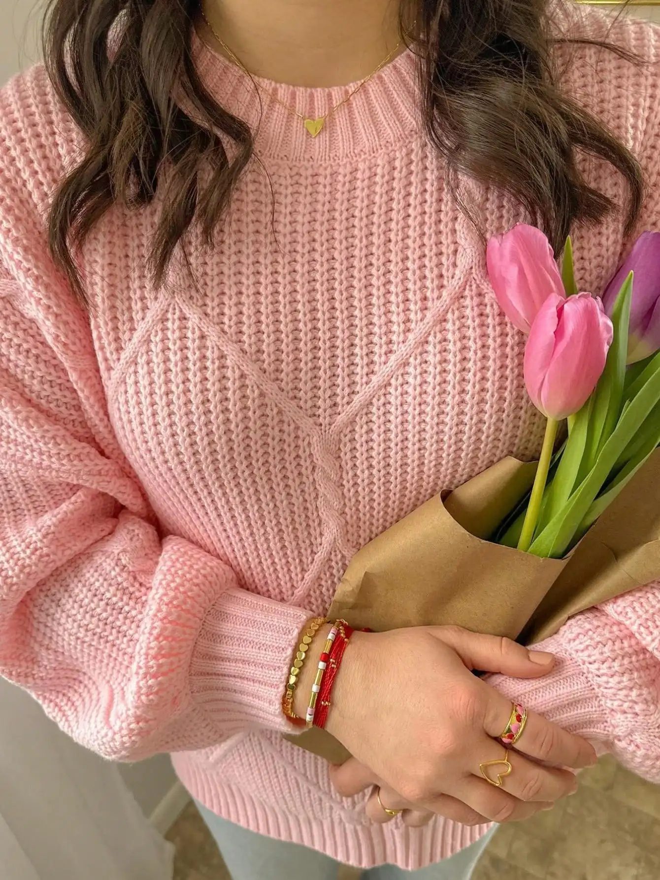 Rosafarbener, übergroßer Pullover aus Zopfmuster, langärmlig mit Rundhalsausschnitt für Freizeitkleidung im Herbst und Winter