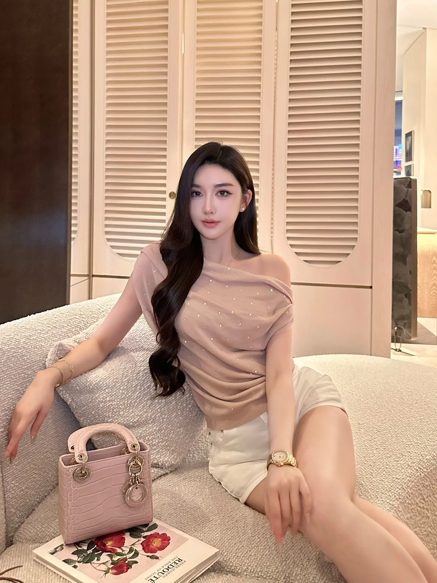 

Сексуальная женская футболка с открытыми плечами, вязаный топ в корейском стиле с изысканным декором и плиссировкой, для создания непринужденного образа