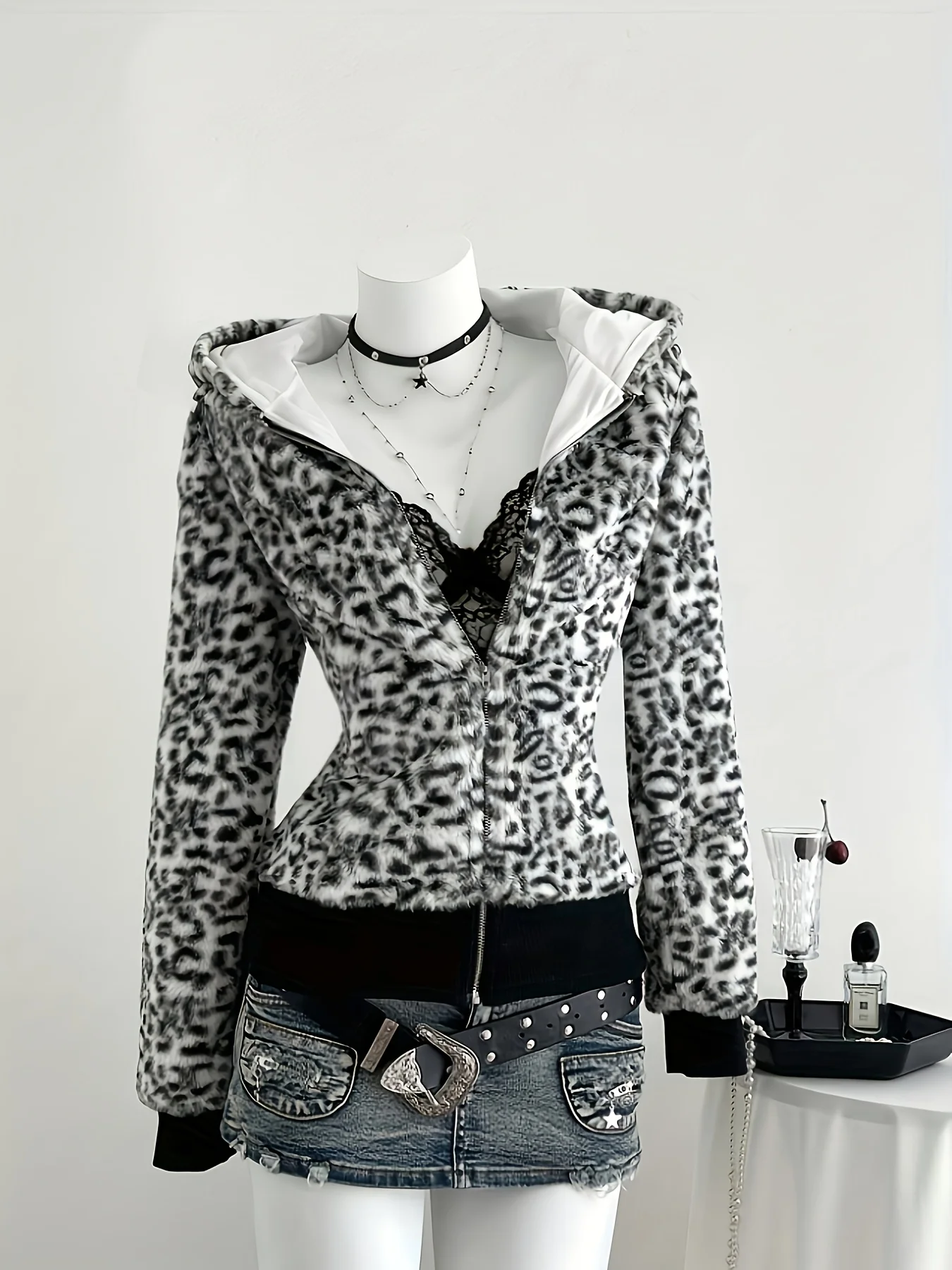 Una chaqueta de mujer con estampado de leopardo blanco y negro que es sexy, cálida, brillante, encantadora, elegante y de los grandes.