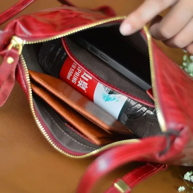 

AETOO Vegetable tanned cow leather women's bag Underarm bag Niche soft leather crossbody bag Women's French vintage premium laye