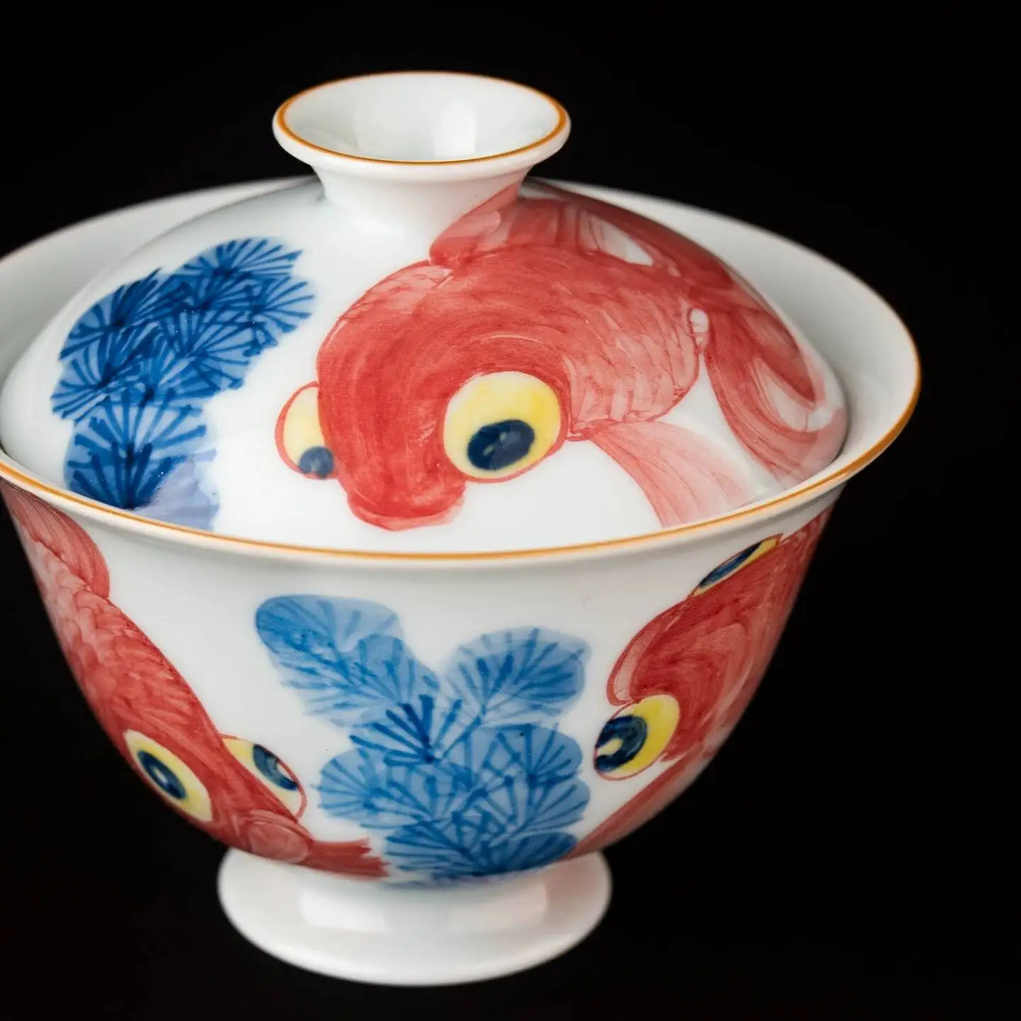 Hand-Painted Underglaze Blue And White Multicolor Chinese Style Ink Painting Goldfish Playing Among Algae Ceramic Gaiwan Teacup