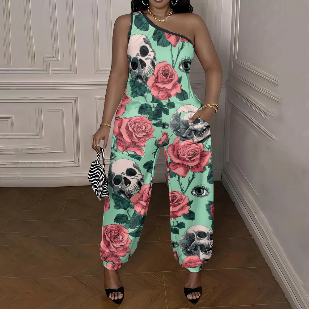 Mono con calavera rosa en blanco y negro, mono con hombros inclinados a la moda, elementos góticos oscuros, traje de una pieza