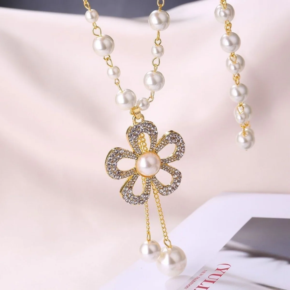 Elegante französische Strass-Perlenblumen-Halskette mit langer Kette für Damen und Herren, zarte florale Quasten-Choker-Schmuckstücke – Detail 20