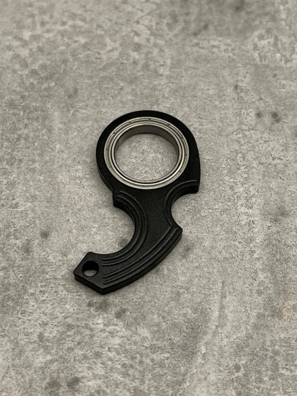 Drehbarer Schlüsselanhänger Power Boy Fidget Spinner aus Metall, kreatives, lustiges Spielzeug im Sichelstil, kleiner Anhänger – Detail 4