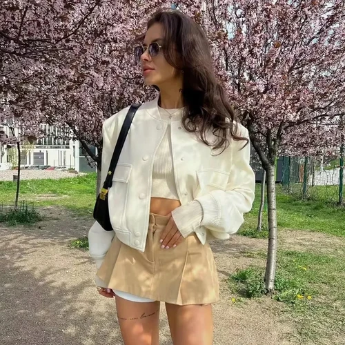 Imagen 2 del producto 1 Uds. Chaqueta Bomber para mujer, abrigo blanco con botones para otoño e invierno, chaquetas recortadas de aviador de béisbol para mujer, prendas de vestir exteriores cortas de manga larga