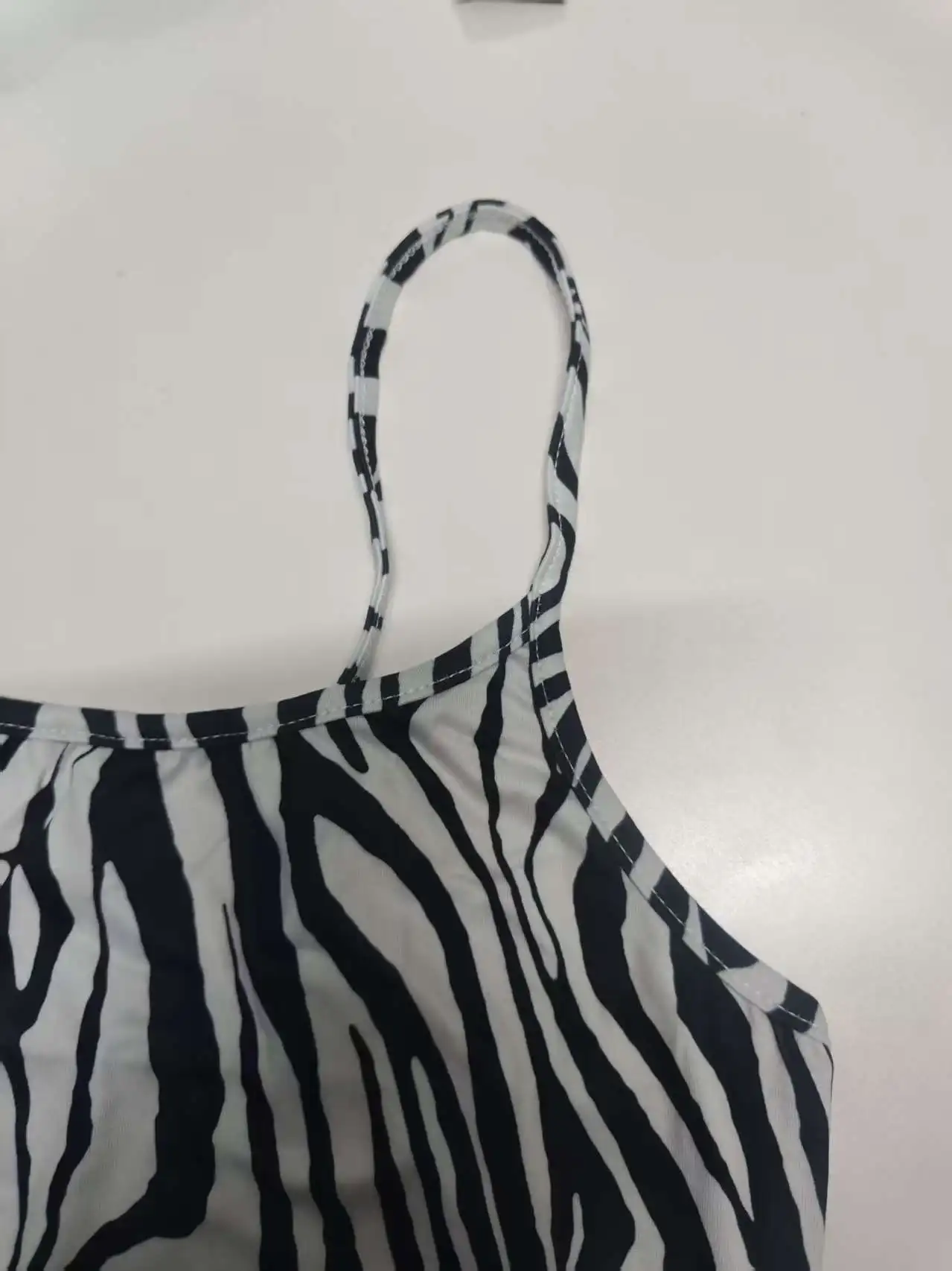 Sommerliches ärmelloses Damen-T-Shirt mit modischem Print und Trägern – vielseitiges, lässiges, atmungsaktives Sling-Top aus mikroelastischem Stoff – Detail 4