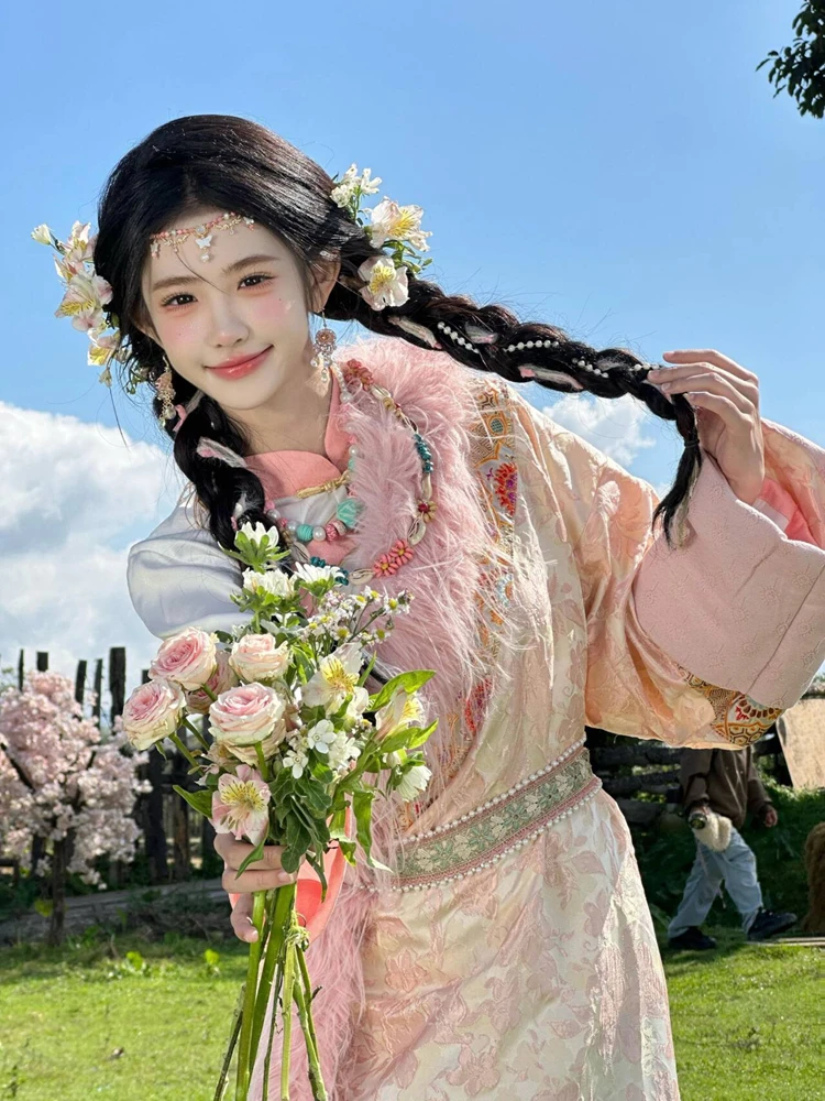 

Фотосессия тибетских девушек в этнических костюмах: Новый стиль, тибетская одежда, свежая коллекция, этническая мода для женщин, лето 2025