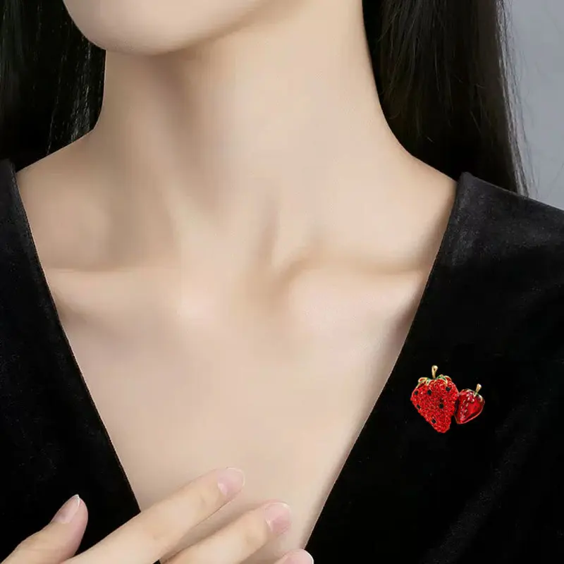 Fashion Full Crystal Strawberry Fruit Brooch Luxury Versatile Simple Chest Flower Alloy Clothing Accessories Jewelry Gift