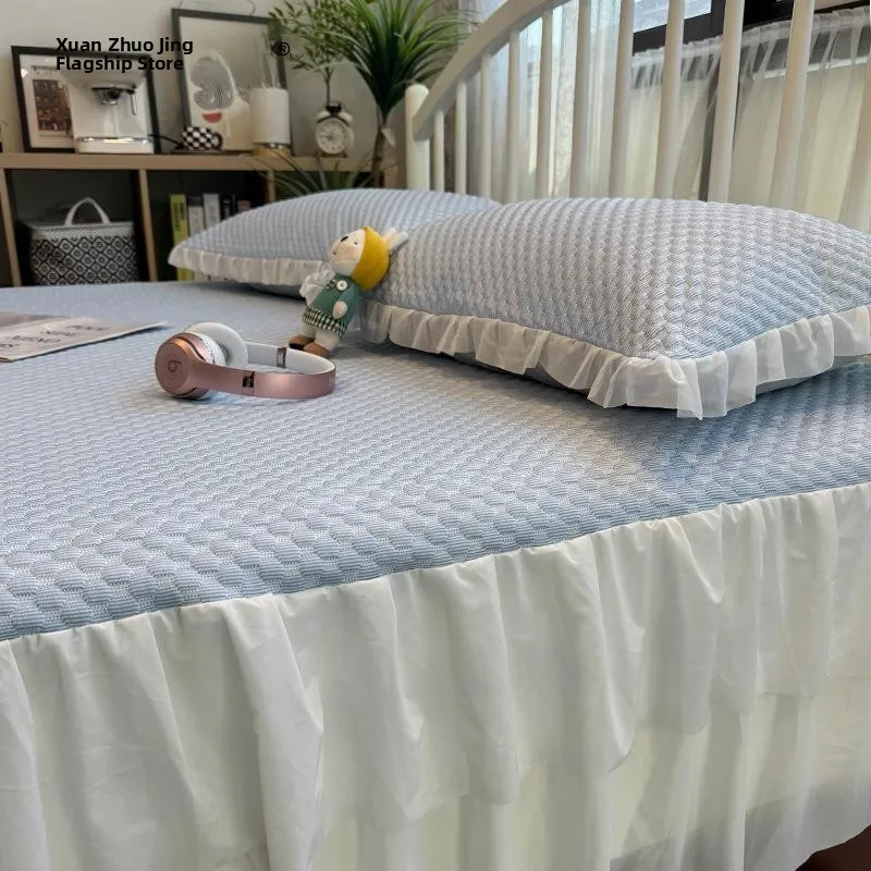 

Комплект из трех предметов: юбка для кровати в стиле принцессы из ледяного шелка, мягкая постельная белье для кондиционированных помещений, складной, с цветочным узором, подходит для студентов