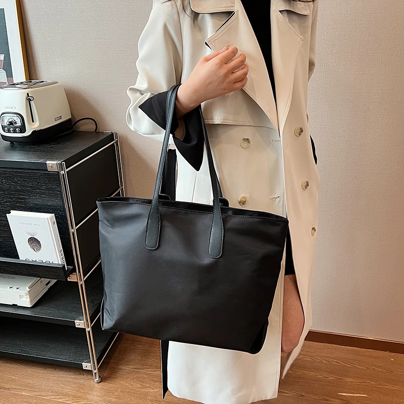 Large Capacity New Fashion Versatile Women's Nylon Cloth Single Shoulder Tote Bag Leisure Simple Outdoor Commuter Storage Bags