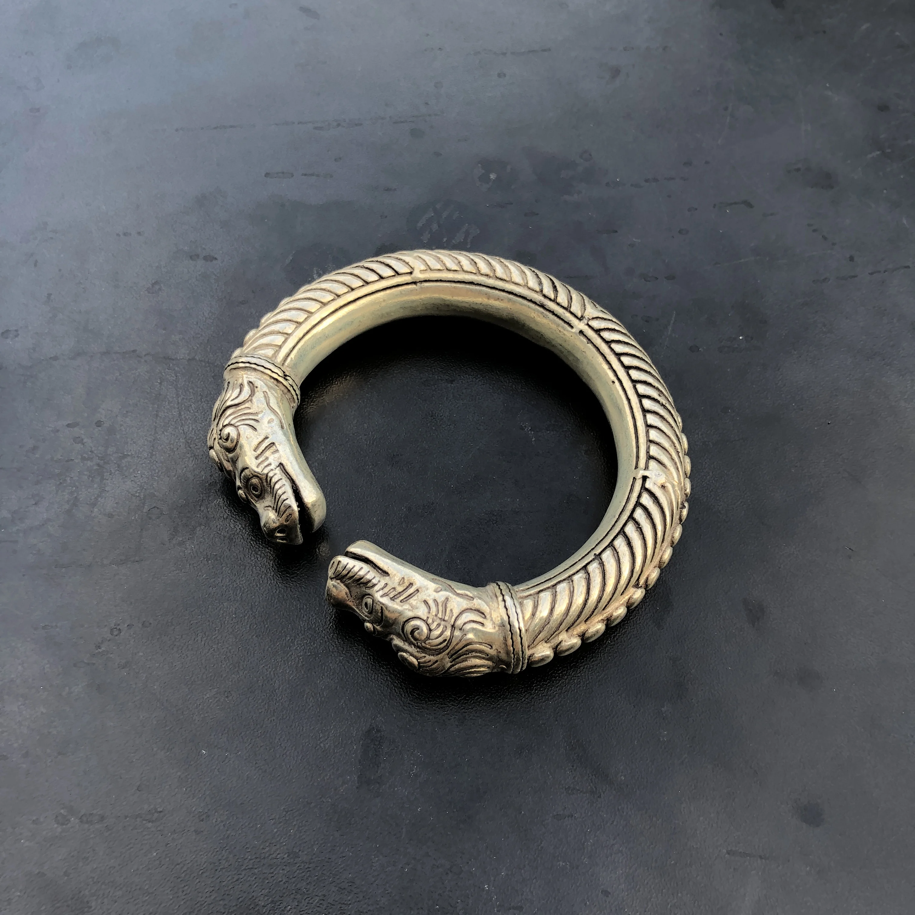Vintage Tibetan Silver Open Cuff Bangle Double Beast Head Twisted Rope Carved Retro Ethnic Tribal Statement Bracelet Men Women J