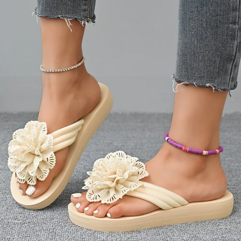 Infradito da donna indossano pantofole estive fresche