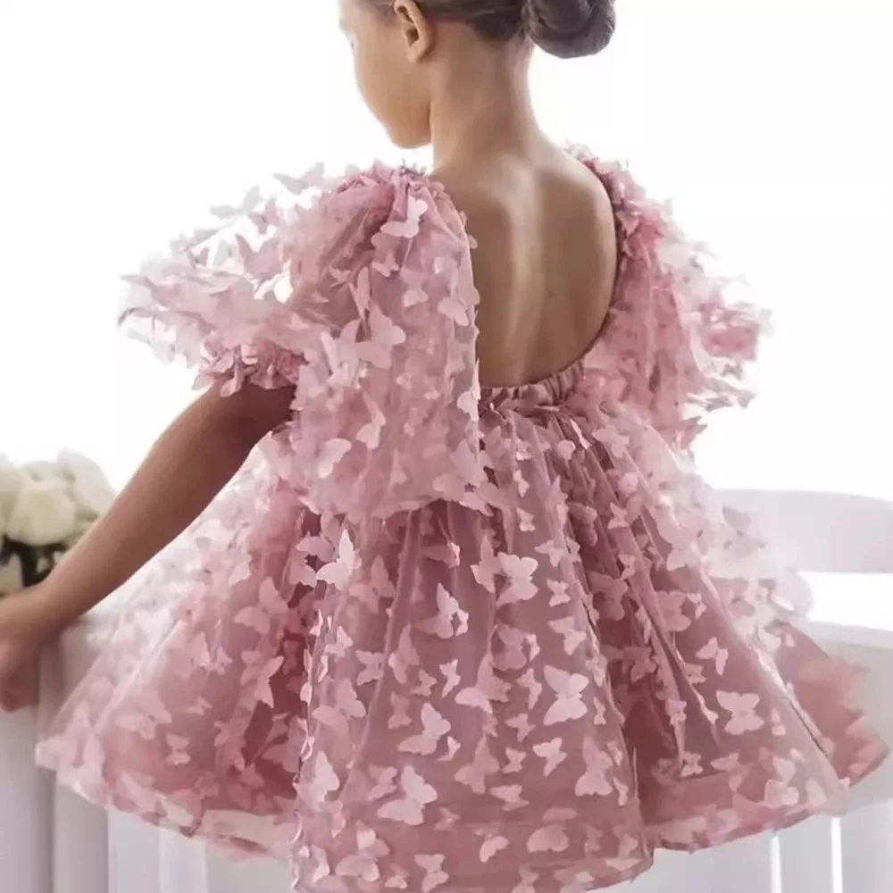 Kinder kleid mit Blasen ärmeln und drei dimensionalem Schmetterlings design, flauschigem Prinzessinnen kleid aus Mesh, rücken freiem Performance-Outfit