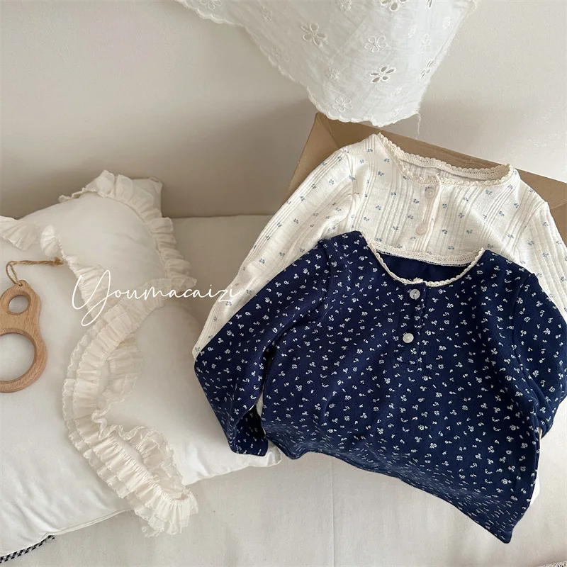 

Топ для девочек, осень 2023, новая детская одежда, корейский стиль, модная футболка для маленьких девочек с рваным цветком и кружевным воротником, повседневная простая футболка