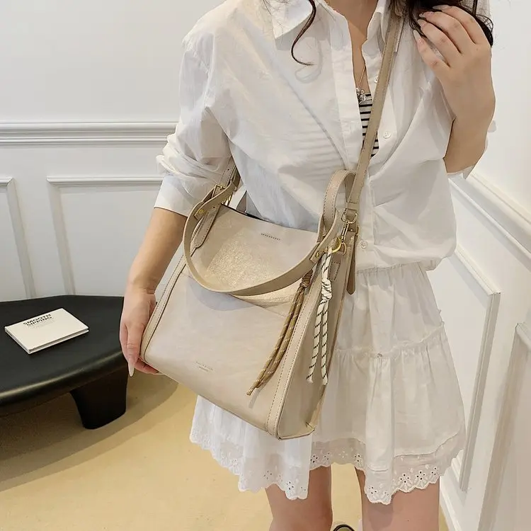 

2025 Autumn 694 New Shoulder Messenger Bag Tote Bag Commuter Bag Large Capacity Armpit Bag Fashionable and Versatile