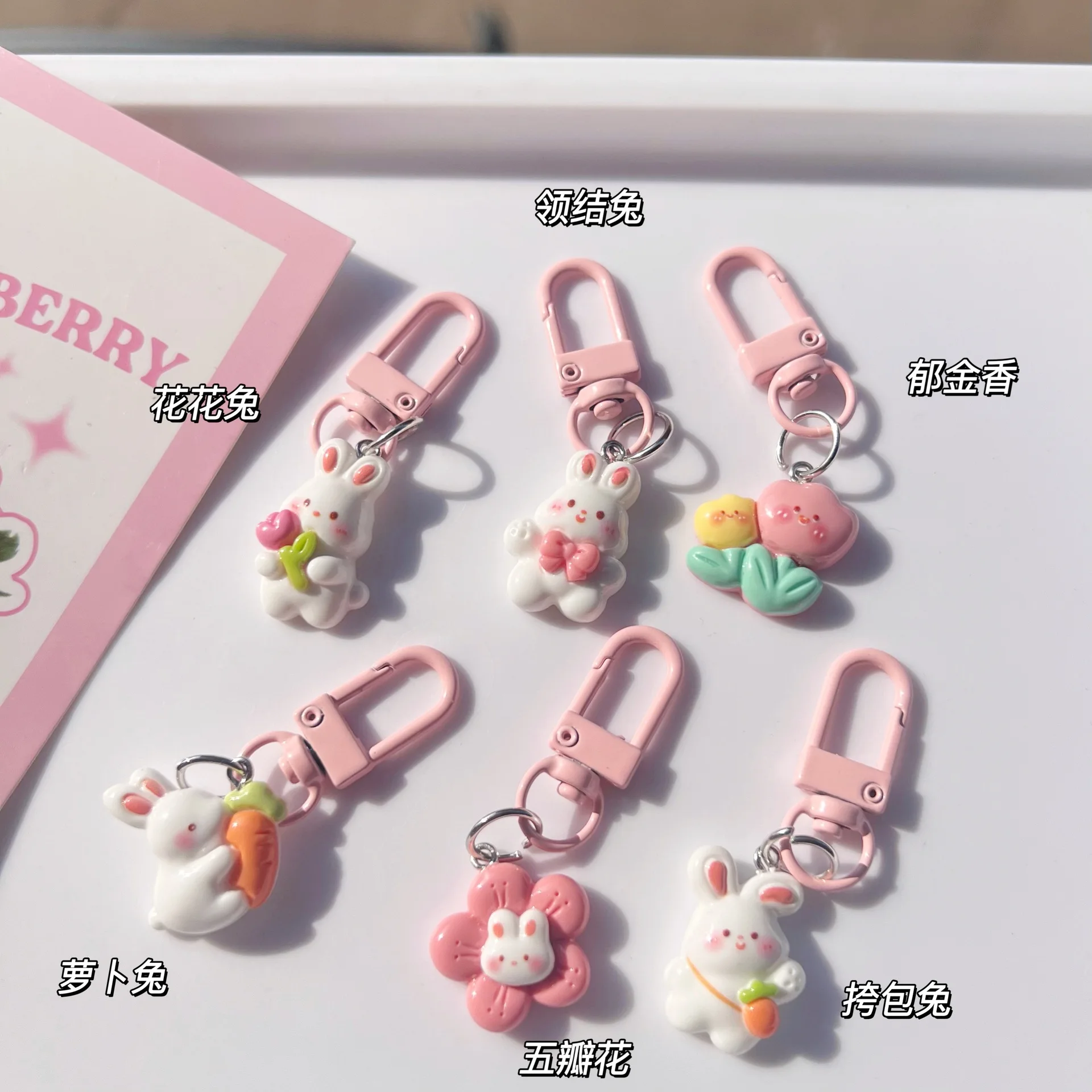 1Pcs/Set Cute Rabbit Radish Key Chain Children’s Keyring Fashion Decorations Resin Keyfob Fashion Craftwork Women Mobile Pendant