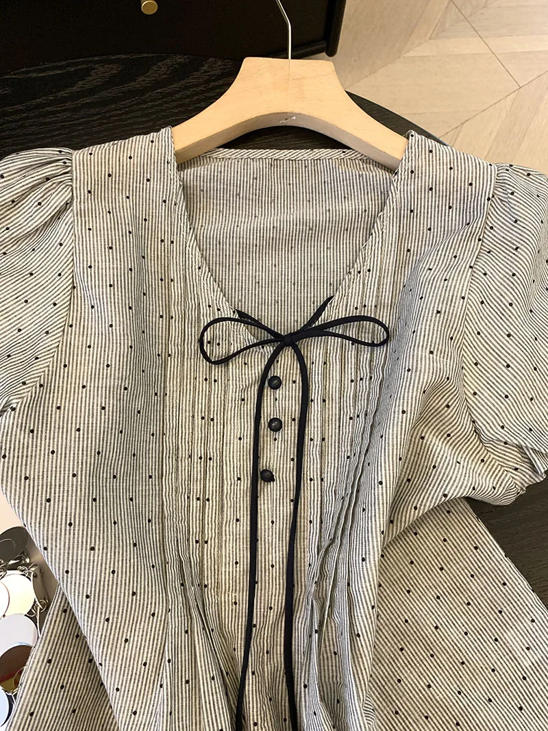 مصمم الخامس الرقبة بوتوم Bowknot المرقعة البولكا نقطة بلوزة المرأة 2025 الصيف الكورية نمط عادية شيك فضفاض قميص شارع العليا