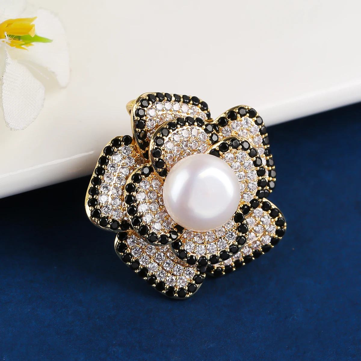 Light Luxury Niche Color Preservation Galvanized Zircon Luxury Inset Pearl Flower Brooch Lady Wedding Party Jewelry Gift