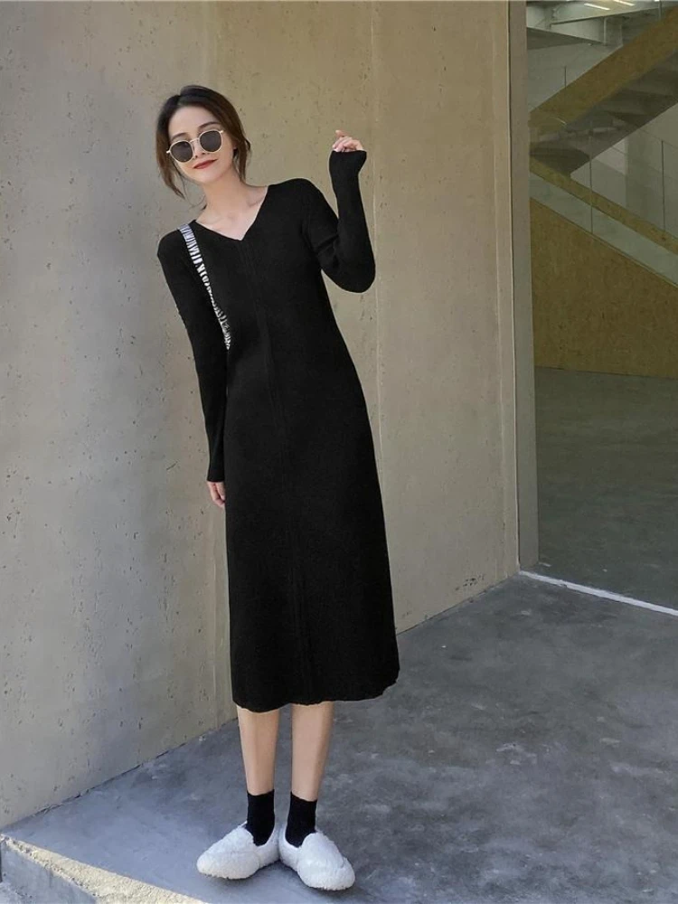 2026 Autumn Retro French Chic Knitted Dress Women Over Knee Elegant Sweet Goddess Vibe High End Long Sleeve Midi New