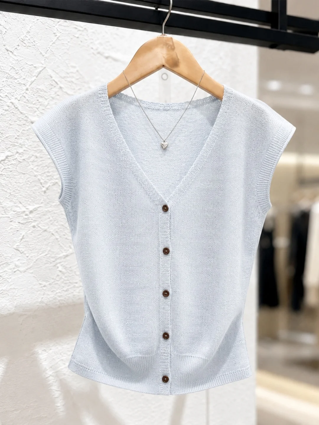 

Silk Knitted V-Neck Women's Top Soft Comfortable Single Button Design Summer Pure Color Versatile Korean Style Loose Fit Knit...