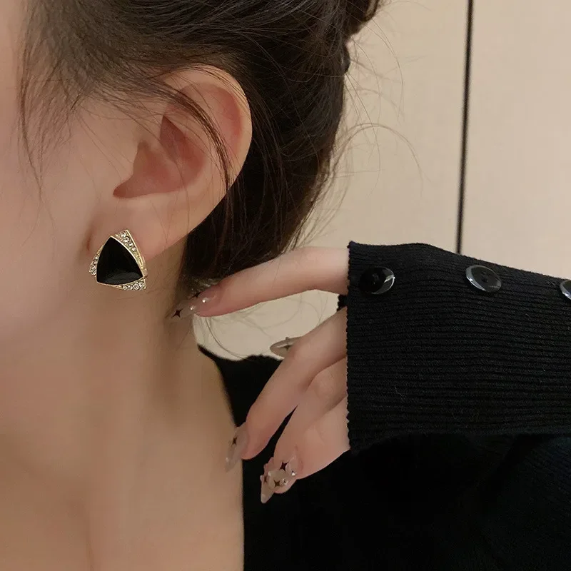 Black Triangle Stud Earrings Crystal Small Geometric Statement Girls Mini Earrings Korean New Fashion Ear Jewelry Pendientes