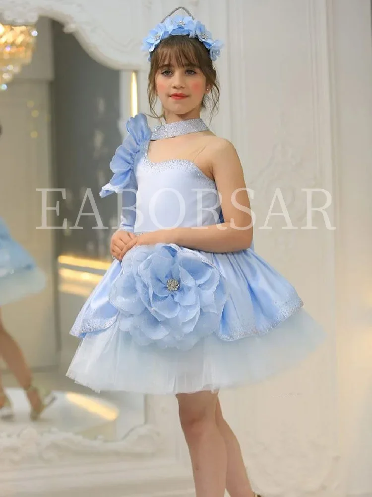 エレガントなワンショルダーフラワーガールドレス花の装飾子供の日のステージパフォーマンス衣装光沢のあるティアードイブニングドレス