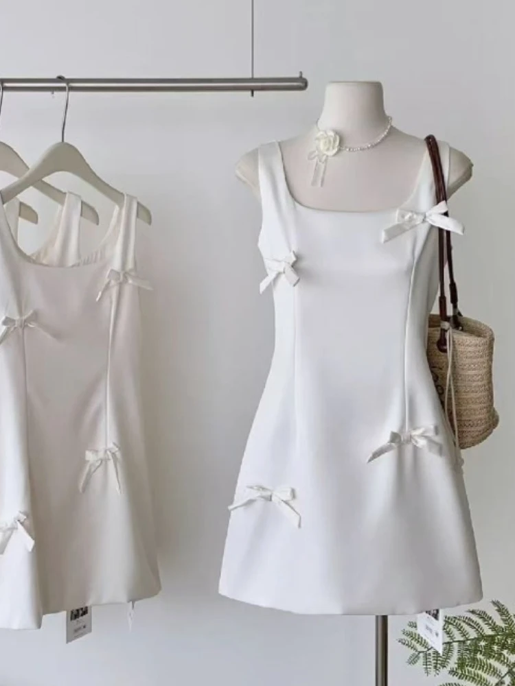 エレガントなミニドレス サテン リボン ノースリーブ スクエアネック スリムフィット スーツ フレンチ スタイル パーティー クラブ ナイト レディース サマードレス 衣装