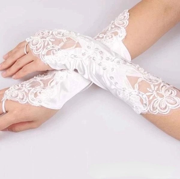 ถุงมือเจ้าสาว Fingerless สั้นลูกไม้ Appliques งานแต่งงานถุงมือถุงมือราคาถูกสำหรับ Brides พร้อมลูกปัดด้านล่างความยาวข้อศอก