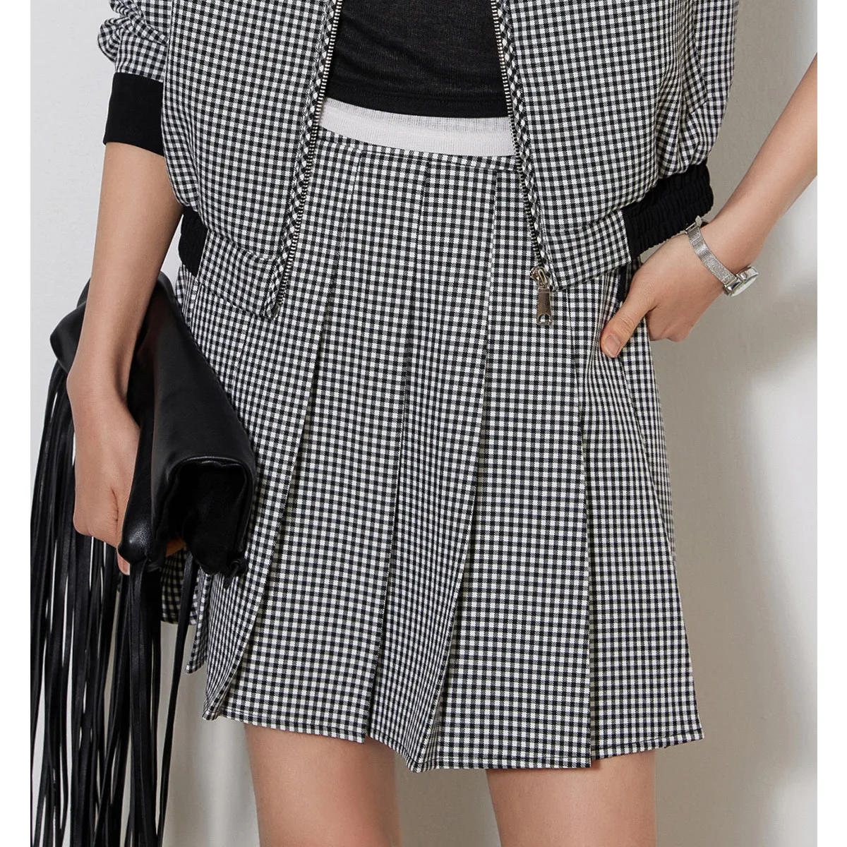 LOUIS YAO nouvelle Mini jupe plissée à carreaux noir et blanc 2025 tempérament de printemps couture latérale conception de fermeture éclair jupe courte femme nouveau