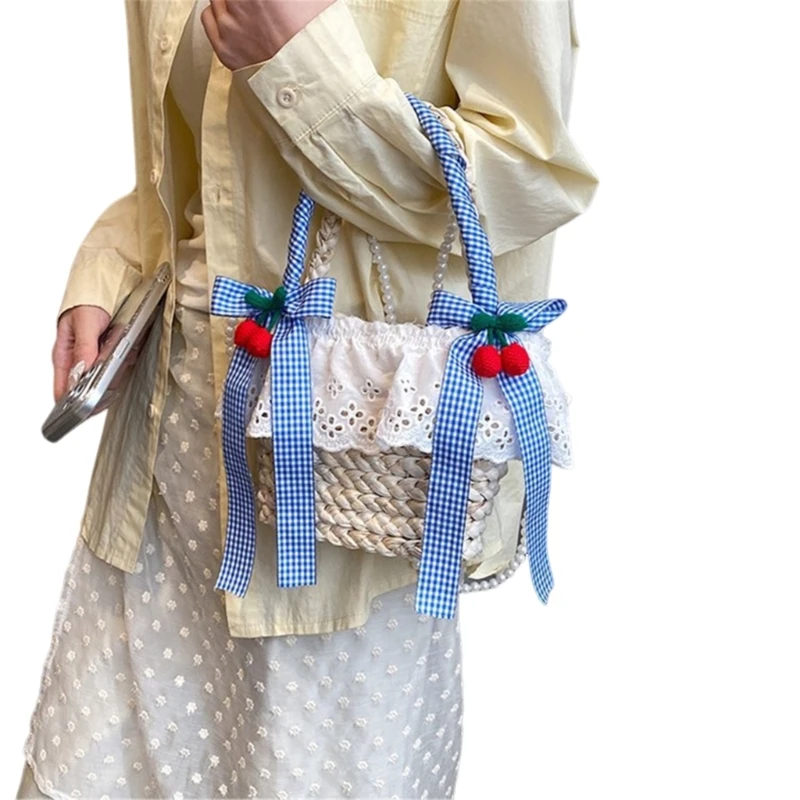 Kleine Beuteltasche, Handtasche aus gewebtem Stroh mit süßer Schleife und Spitze und Perlenkette