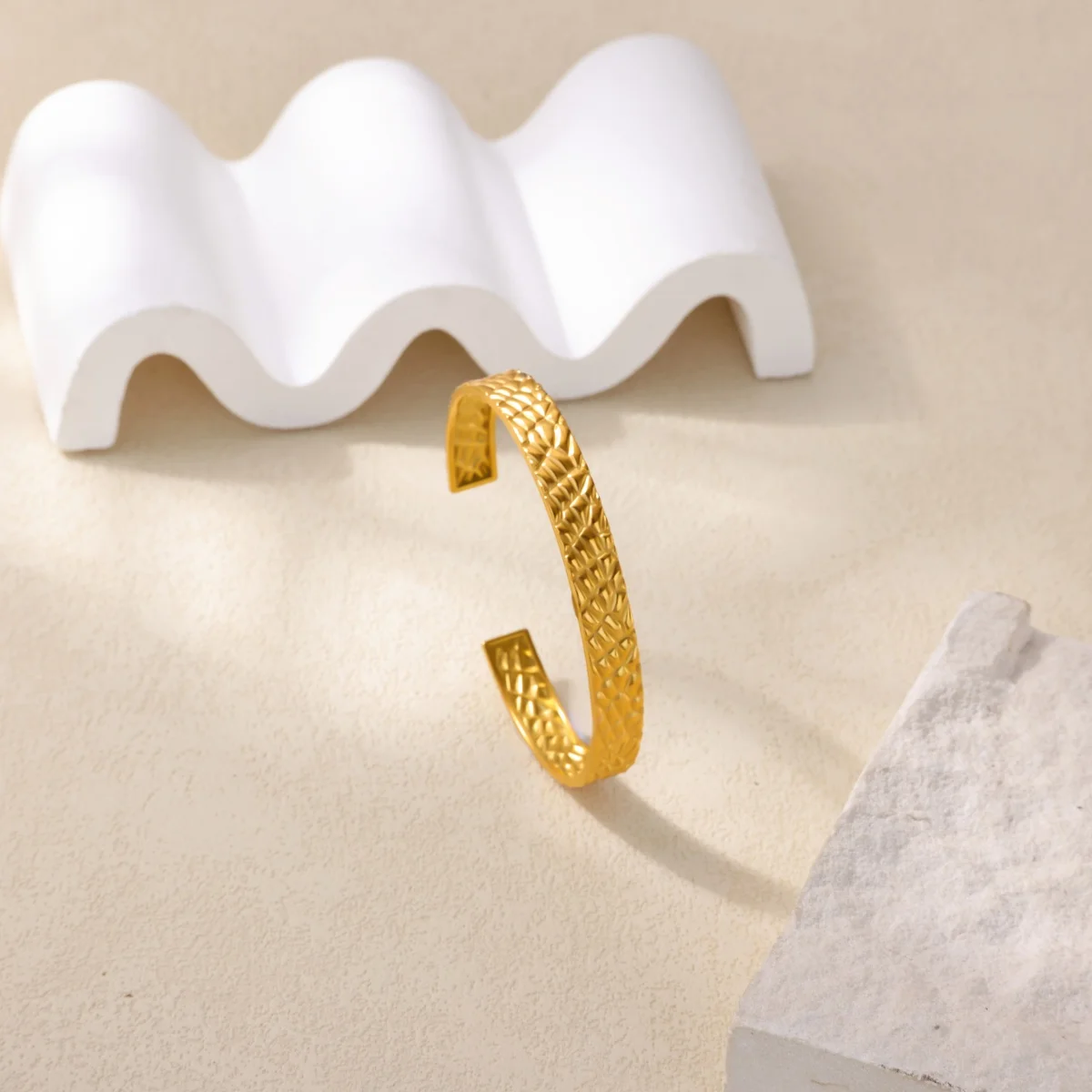 클래식 질감 기하학적 오픈 뱅글 팔찌 여성용 스테인리스 스틸 골드 색상 정교한 커프 팔찌 신상 핸드 주얼리