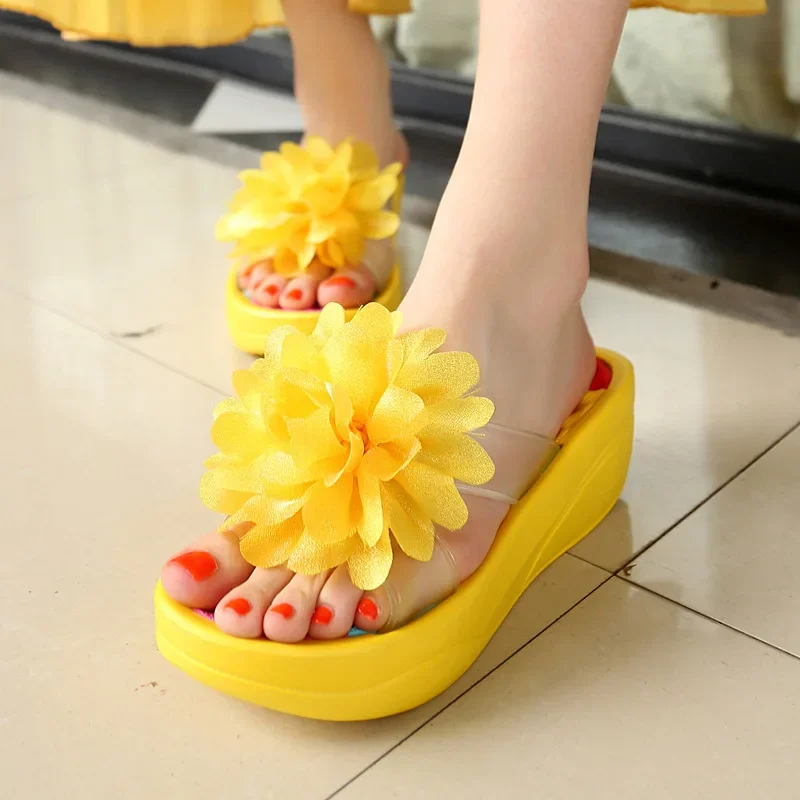 2024 New Seaside Beach Thick Bottom One Word Slippers Swinging Non slip Fashion Casual Flower Decorative Sandals for Women