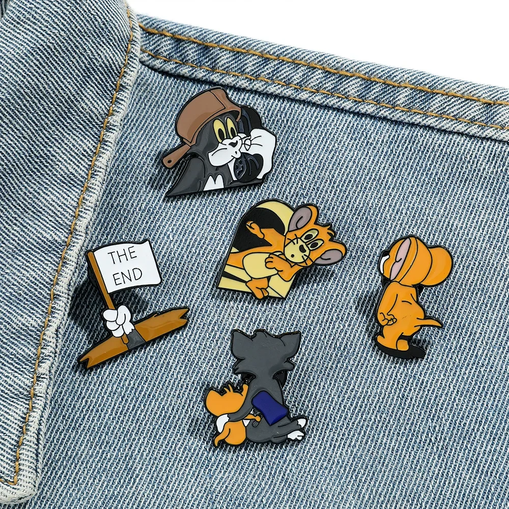 Anime Figure Tom and Jerry Creative Metal Badge Cute and Versatile Brooch Accessories Gifts for Child Friends Creative Fashion