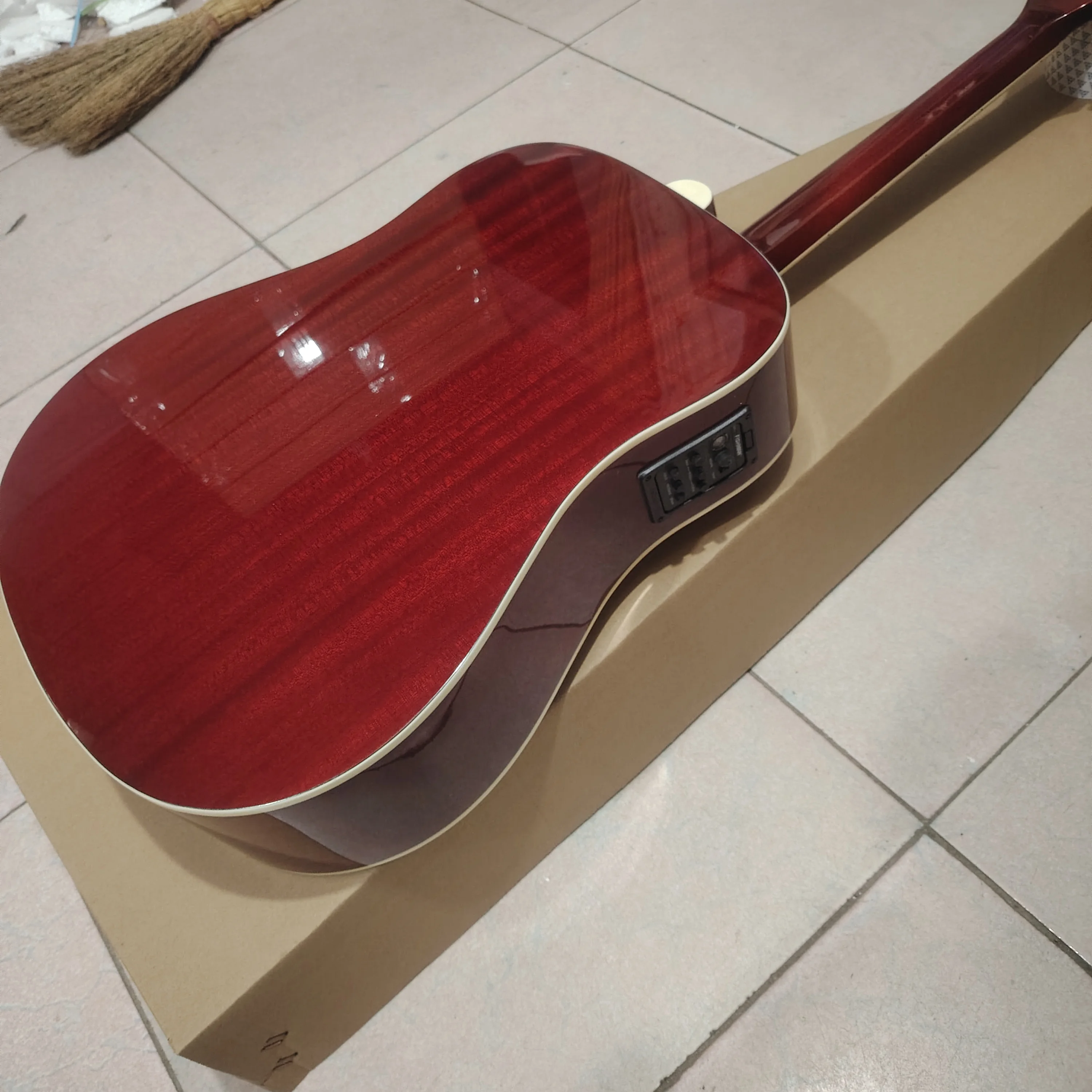 جيتار صوتي على طراز هامينجبيرد - مراجعة Acoustic Guitar Dreadnought وسعره