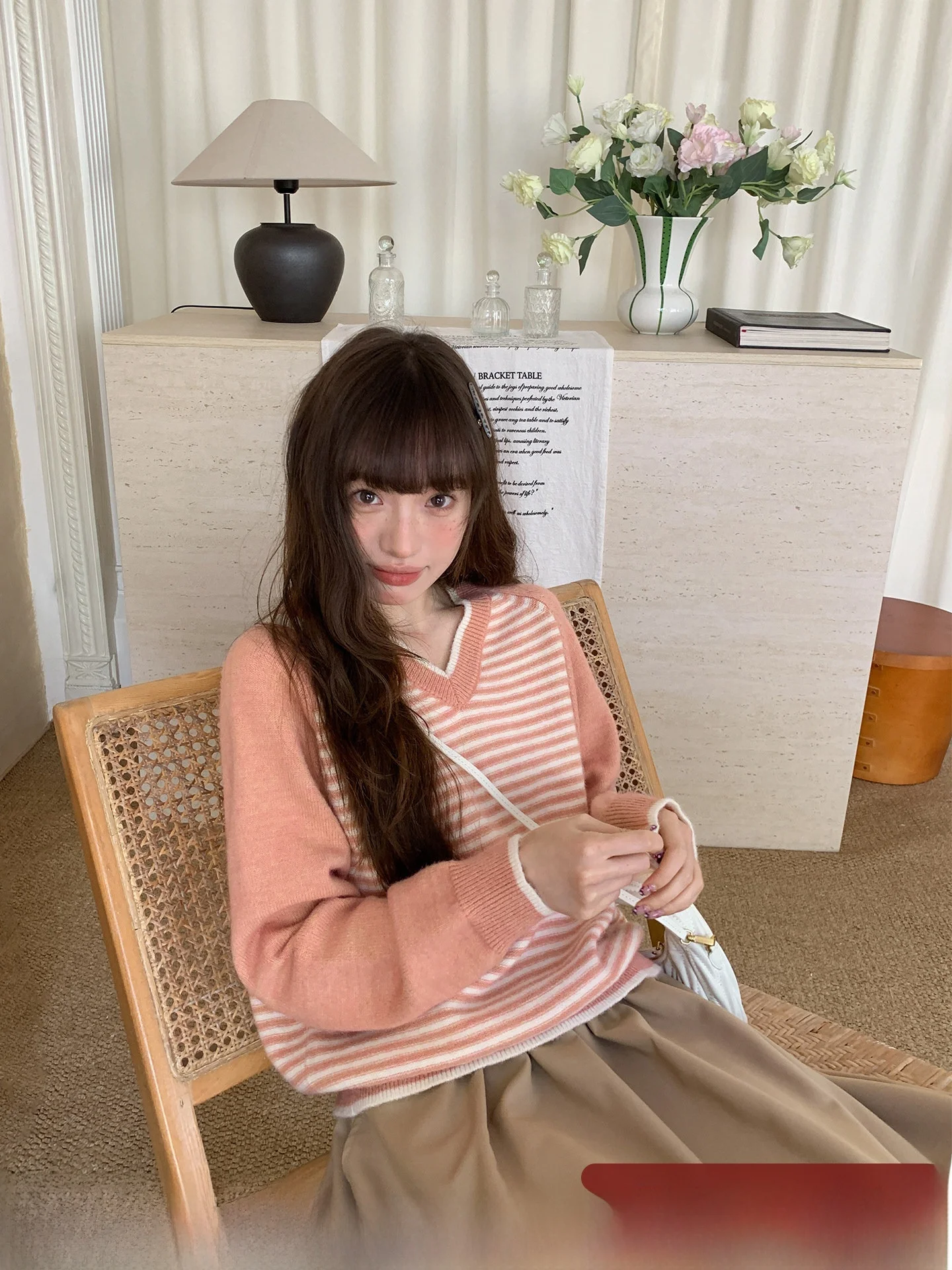 

Женский свободный вязаный джемпер в полоску с V-образным вырезом и вставками на плечах, мягкий, приятный к телу, для весны и осени, в студенческом стиле, однотонный.