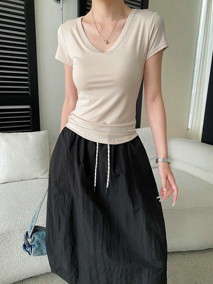 Sommerliches Damen-T-Shirt in unifarbenem Design mit V-Ausschnitt, schmaler Passform, Brustpolster und kurzen Ärmeln. – Detail 35