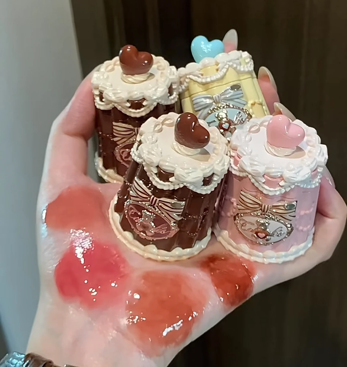 زهرة تعرف الدب طلاء الشفاه هلام ماكياج أحمر الشفاه Sweetie Bear مجموعة مستحضرات التجميل لطيف مع فرشاة الصلبة الشفاه الصقيل مائي