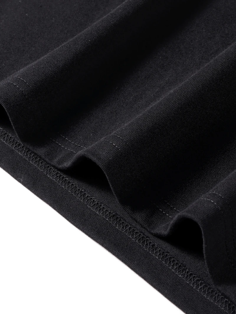 تي شيرت نسائي من Sanrio for Hello Kitty - جزء سفلي أسود، طباعة بنمط ممتع باللون الأبيض والأحمر، رقبة دائرية فضفاضة، أكمام قصيرة فضفاضة