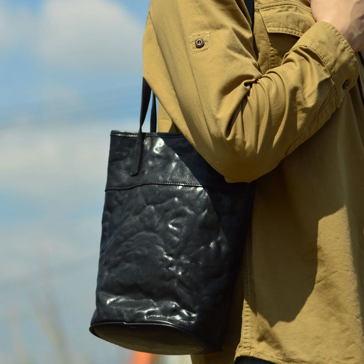 AETOO Rarely-seen original handmade vegetable-tanned cowhide dark style wrinkled large-capacity water bucket shoulder bag tote b