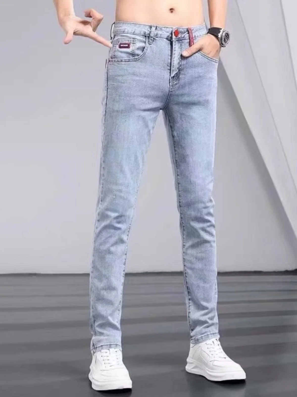 

Модные мужские джинсы Slim Fit с легкой отделкой, эластичные, повседневные, летние, длинные брюки, молодежные, со средней посадкой, на молнии, классические синие джинсы