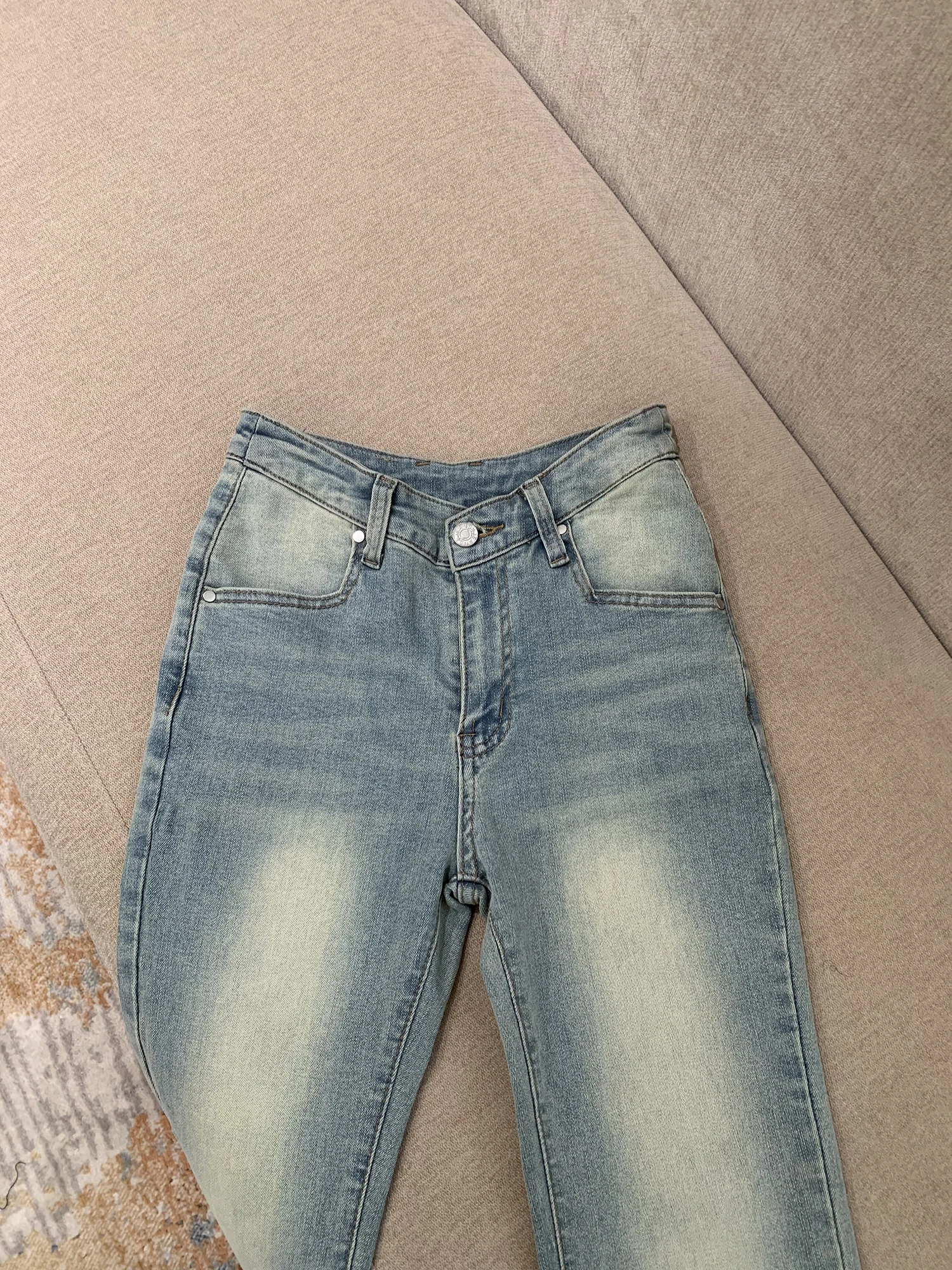 

Женские джинсы с высокой талией, расклешенные, фасон «буткат», облегающие, с эффектом подтяжки ягодиц, из хлопка с добавлением стрейча, летние, модные, трендовые