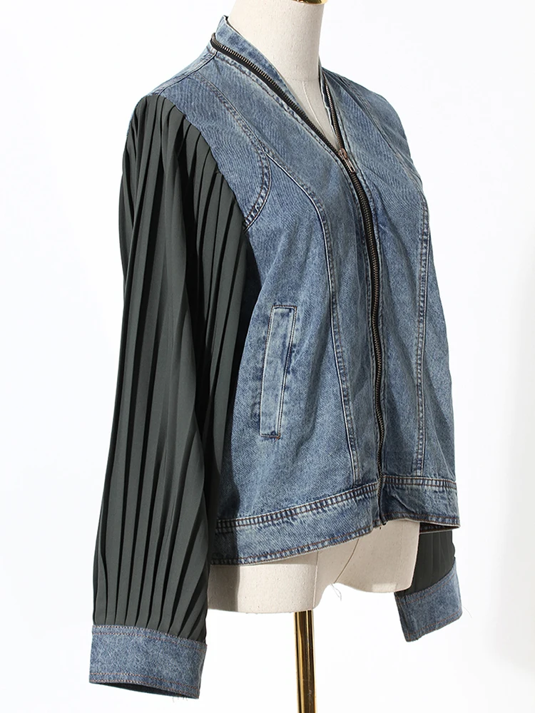 [EAM] Black Pleated Color-block Denim Jacket New Stand Collar Long Sleeve Women Coat Fashion Tide Spring Autumn 2025 7AB3764