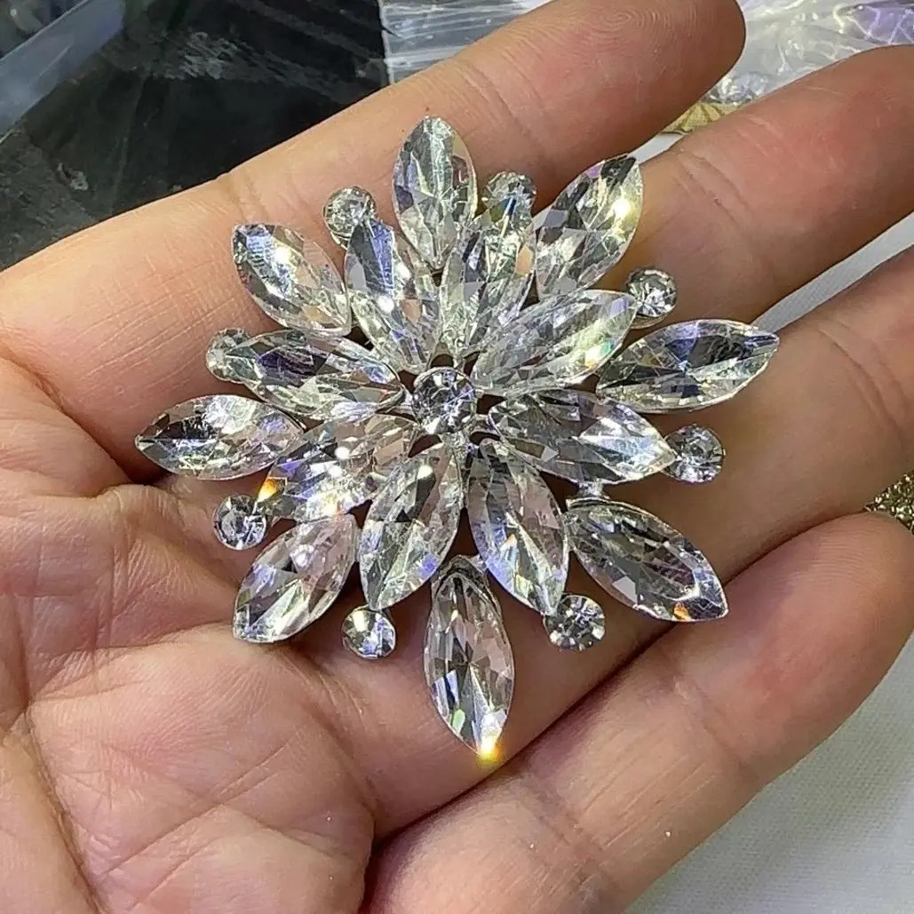Exquisite fashion snowflake corsage women's jewelry Japan and Korea versatile diamond brooch diamond accessories