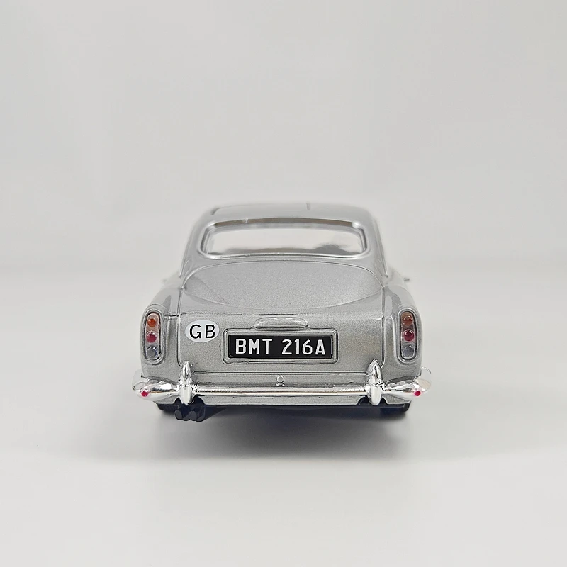 CCA 1:24 simulation Aston Martin DB5 James Bond 007 alloy car model doors that can be opened rich in details, finely crafted